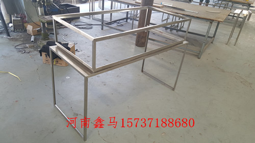 金鑫珠寶展柜制作半成品.jpg 金鑫珠寶展柜制作半成品.jpg