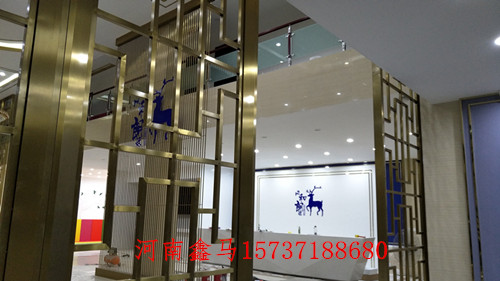 金色草原不銹鋼屏風(fēng)安裝現(xiàn)場圖.jpg