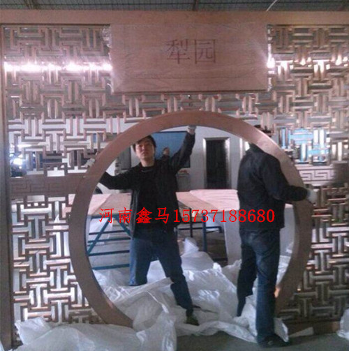 帝臨梨園不銹鋼屏風(fēng)現(xiàn)場安裝照片.jpg
