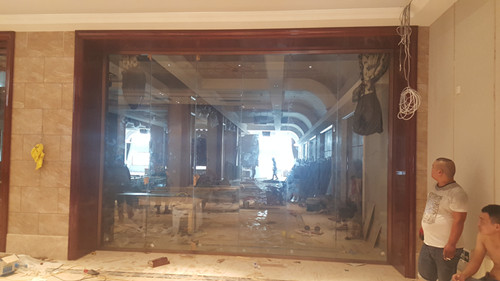 酒店不銹鋼門現(xiàn)場安裝.jpg 酒店不銹鋼門現(xiàn)場安裝.jpg