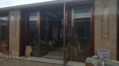 厚重質(zhì)樸的不銹鋼門.jpg 厚重質(zhì)樸的不銹鋼門.jpg