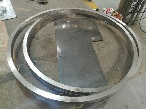 焊接后的酒店不銹鋼茶幾臺(tái)面邊框