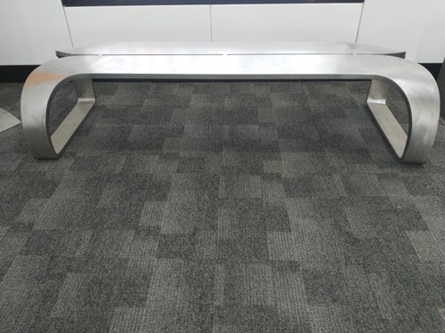 流線型不銹鋼長椅正面