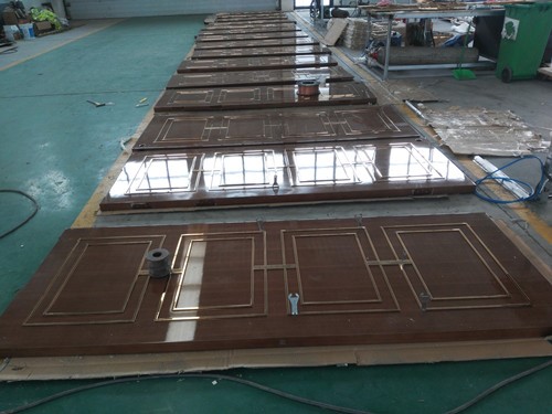 鑲嵌不銹鋼扣條的門(mén)